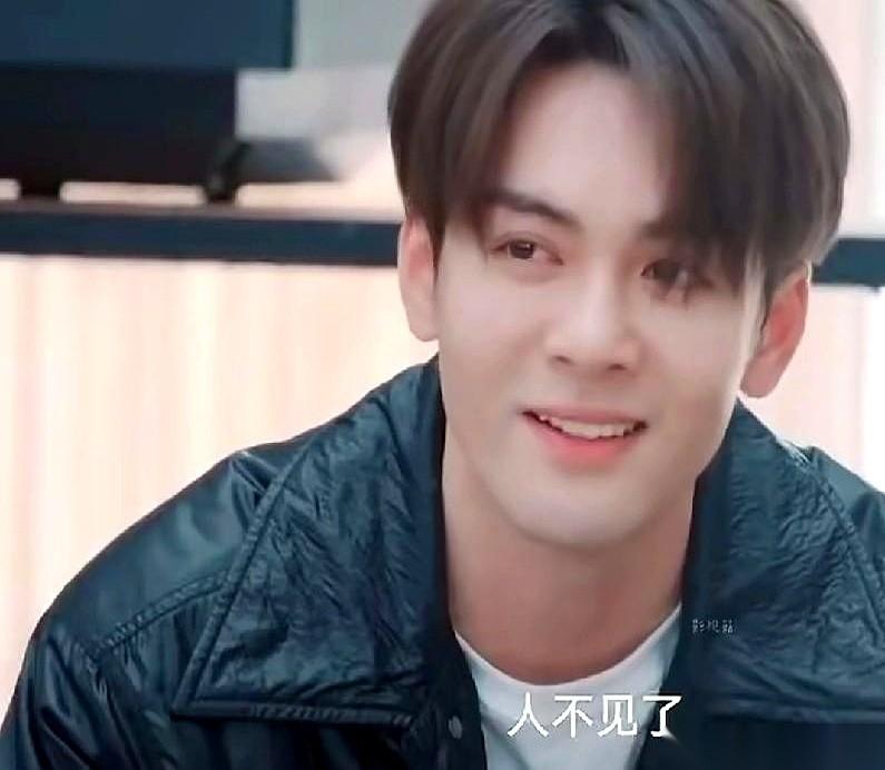 “喜欢她，后来人不见了，再也没见过。”
“那你最近好吗？”
“挺好的。”
刷到这