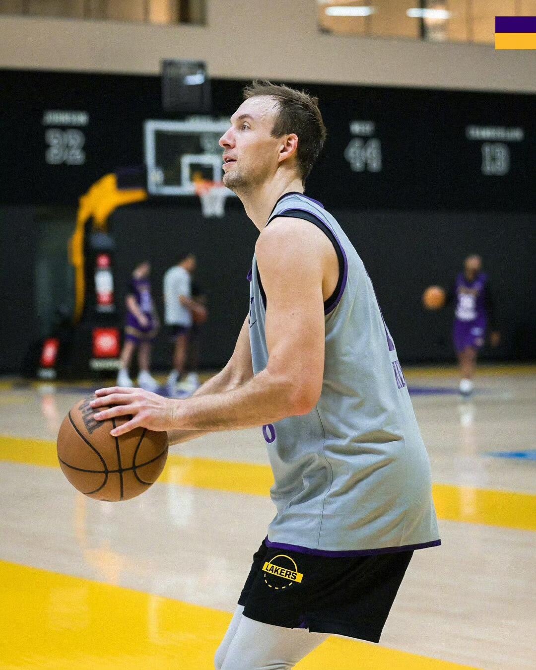 真正的射手从不抱怨环境，即使是来湖人命中率也不下降，200分射手！肯纳德加盟湖人