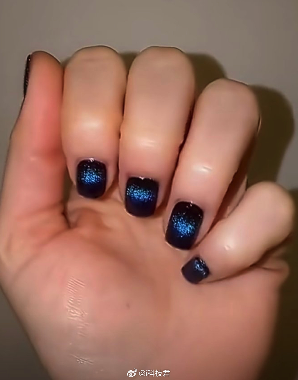 网友试的，Apple Watch充电底座的特殊磁场能够实现对指甲油的特殊变化，能