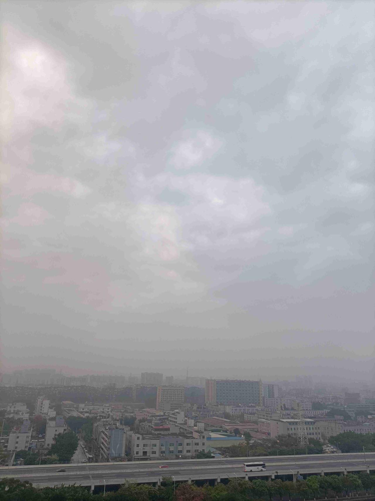 我的今日状态：😁轻松愉快
我这里的天气：🌧下雨深圳今日阵雨转中雨，气温18度