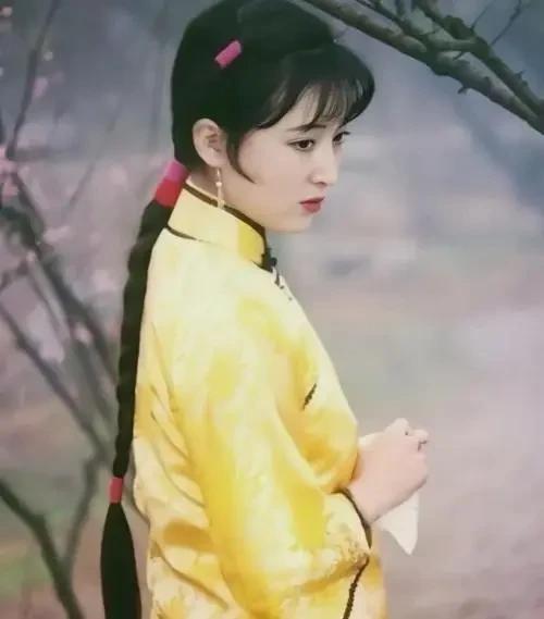她是谁？

为什么美的这么让人心碎？

仅仅只是一个回眸，就像是从书中走出来的美