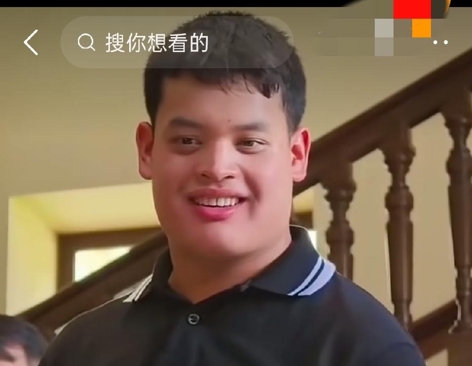 提帮功的笑容越来越神似西拉米，连鼻型都和西拉米如出一辙，西拉米的笑容向来明媚动人