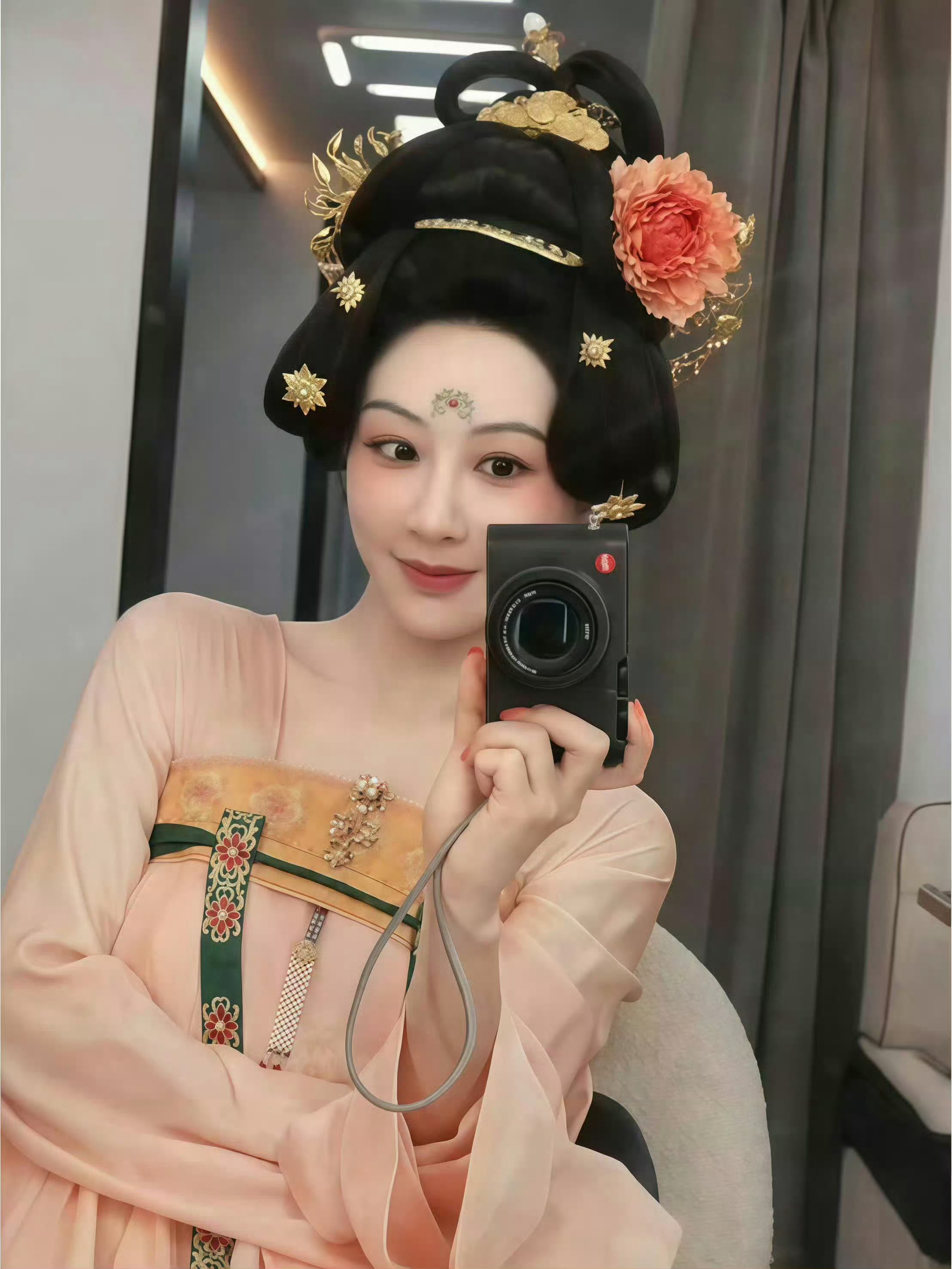 刘诗诗为杨紫包场锦绣芳华好多高能名场面，我印象深刻的有：芳园失火，何惟芳捅前夫，