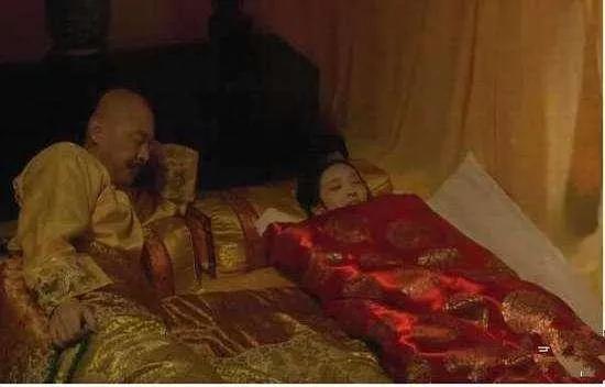 侍寝的妃子抬上龙床后最怕什么？不是皇帝，而是枕边那根油光发亮的棍子，
 
清朝后