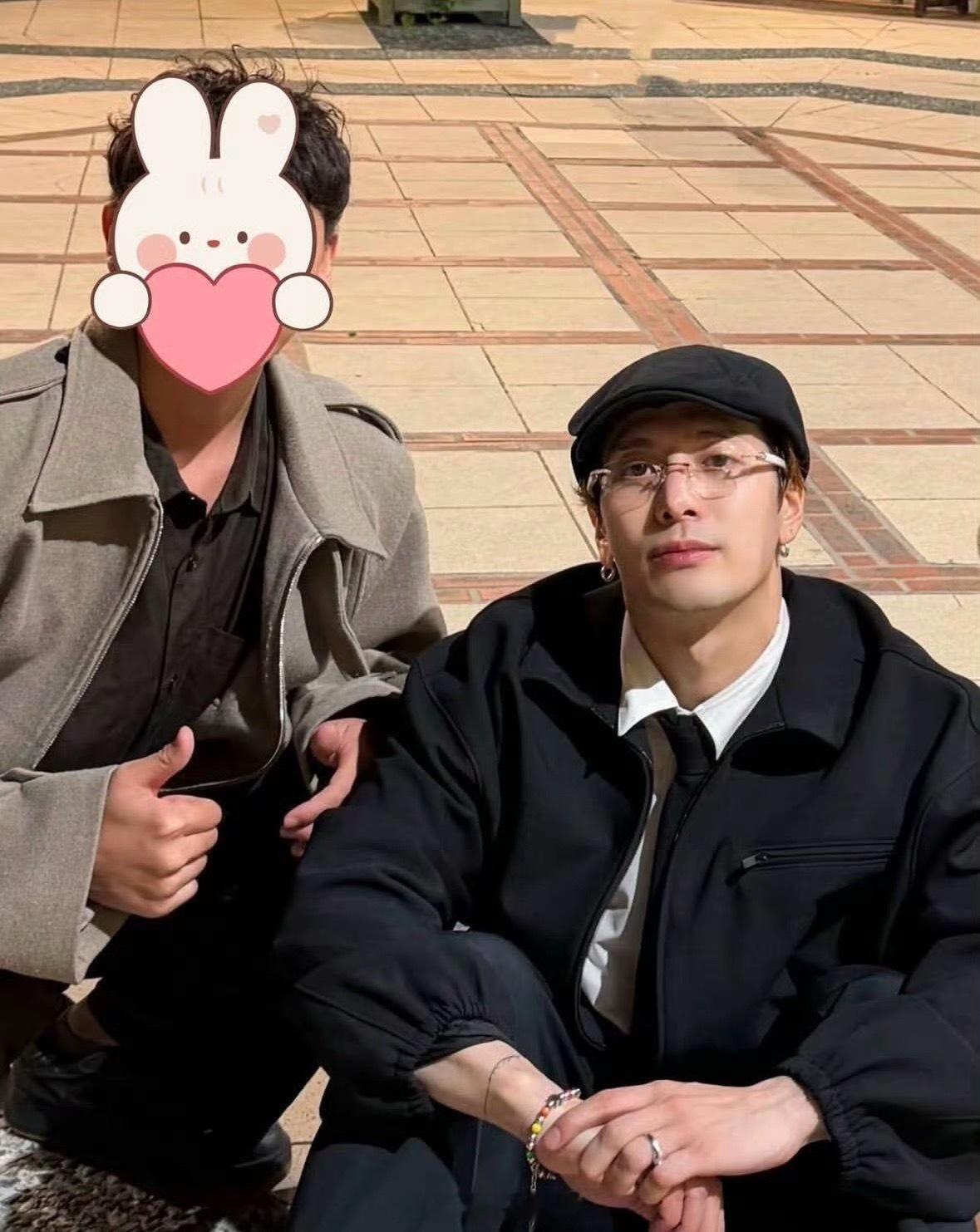 不知道为啥，我感觉王嘉尔不是很快乐王嘉尔与何猷君婚礼嘉宾合照
