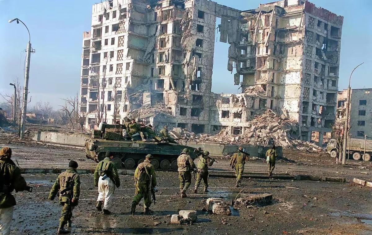 伊朗这场仗，基本上已经打不下去了。
不是说伊朗要公开举白旗，那是绝对不可能的，毕