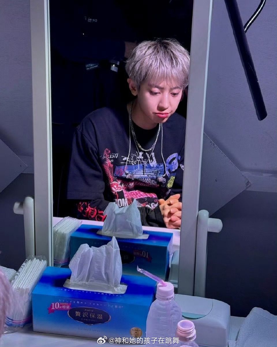 朴灿烈认证中粉生日应援 小西八娘里娘气的，在部队服役没少捡肥皂吧 