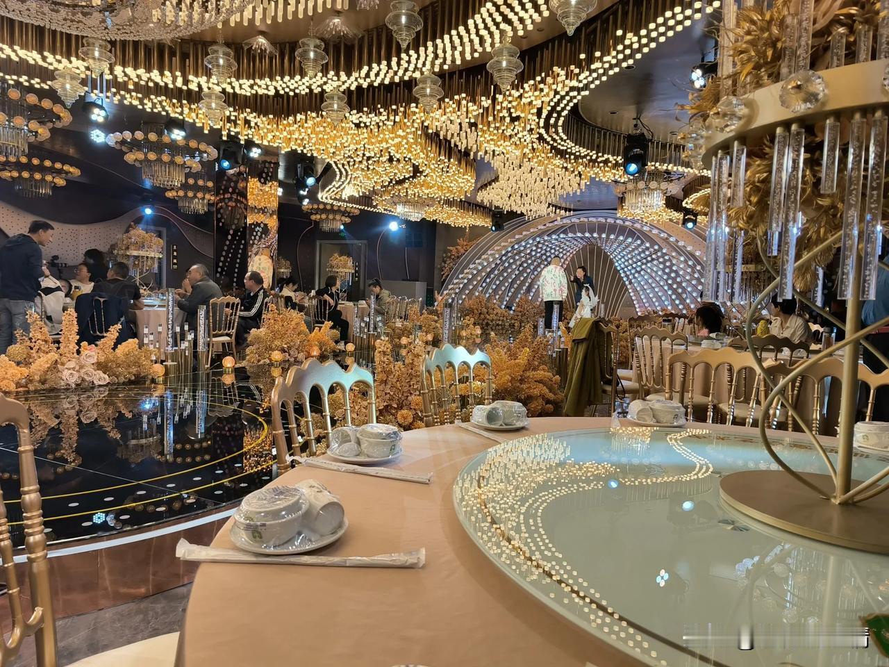 婚礼见闻录

上午跟着先生一起去参加他同学儿子的婚礼。这个同学也是老师，儿子是健