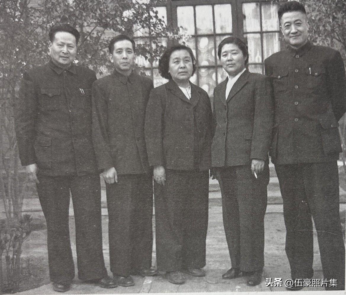 1954年，丁玲与来访的作家和摄影家在多福巷寓所合影。右起：刘白羽、白朗、丁玲、