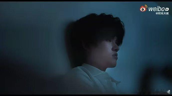 张极我少女时代的男主角 张极新歌MV每一帧都在狙击心脏！学院风造型搭配弹唱时的少