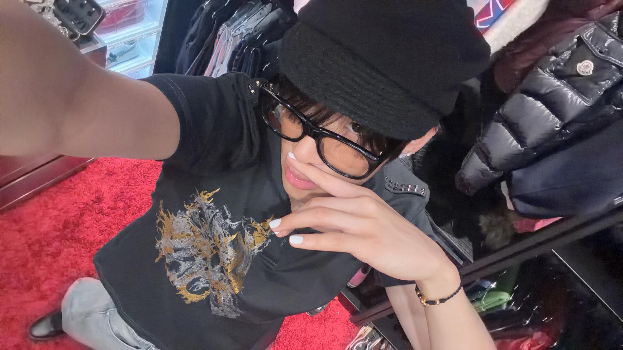 豪哥这个衣帽间就是潮 很符合豪哥自己的style独一无二 想复刻都难 随便一拍就