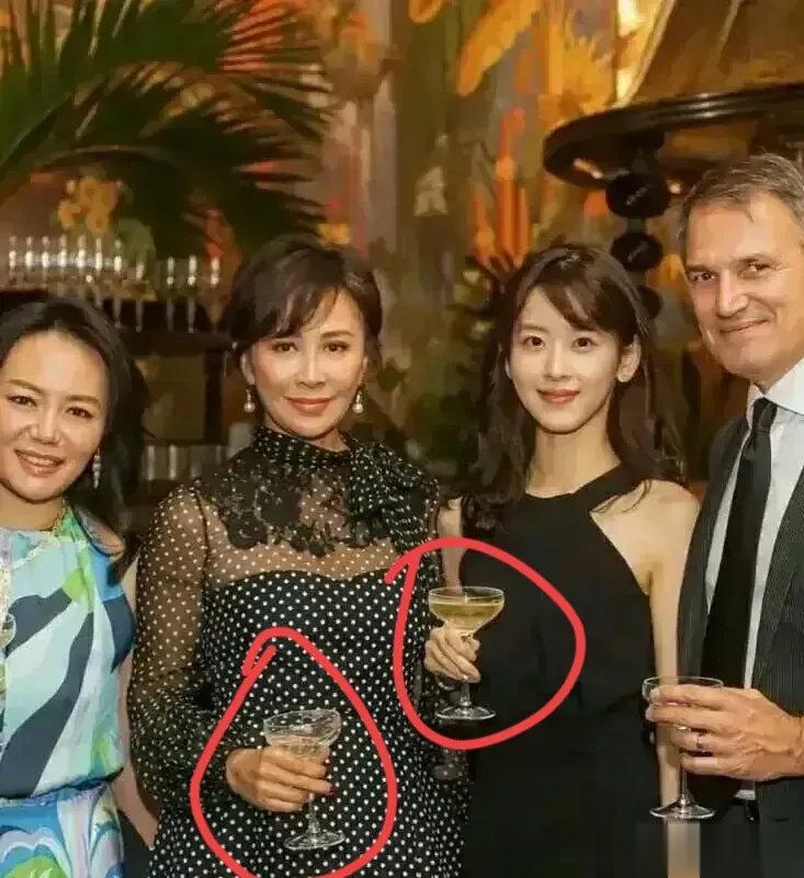 顶级富婆原来是这样的拿酒杯的，可以防止手的温度影响酒的口感[笑cry] ​​​