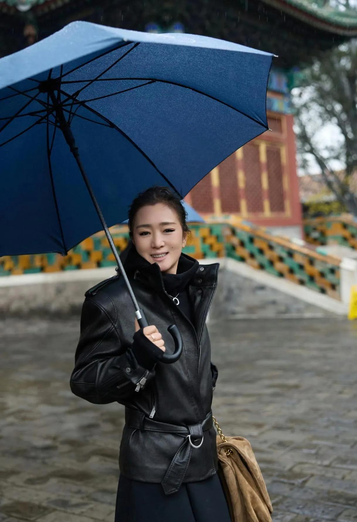 巩俐北海公园雨中漫步，60岁生图状态引“岁月不败美人”热论
 
巩俐现身北京北海