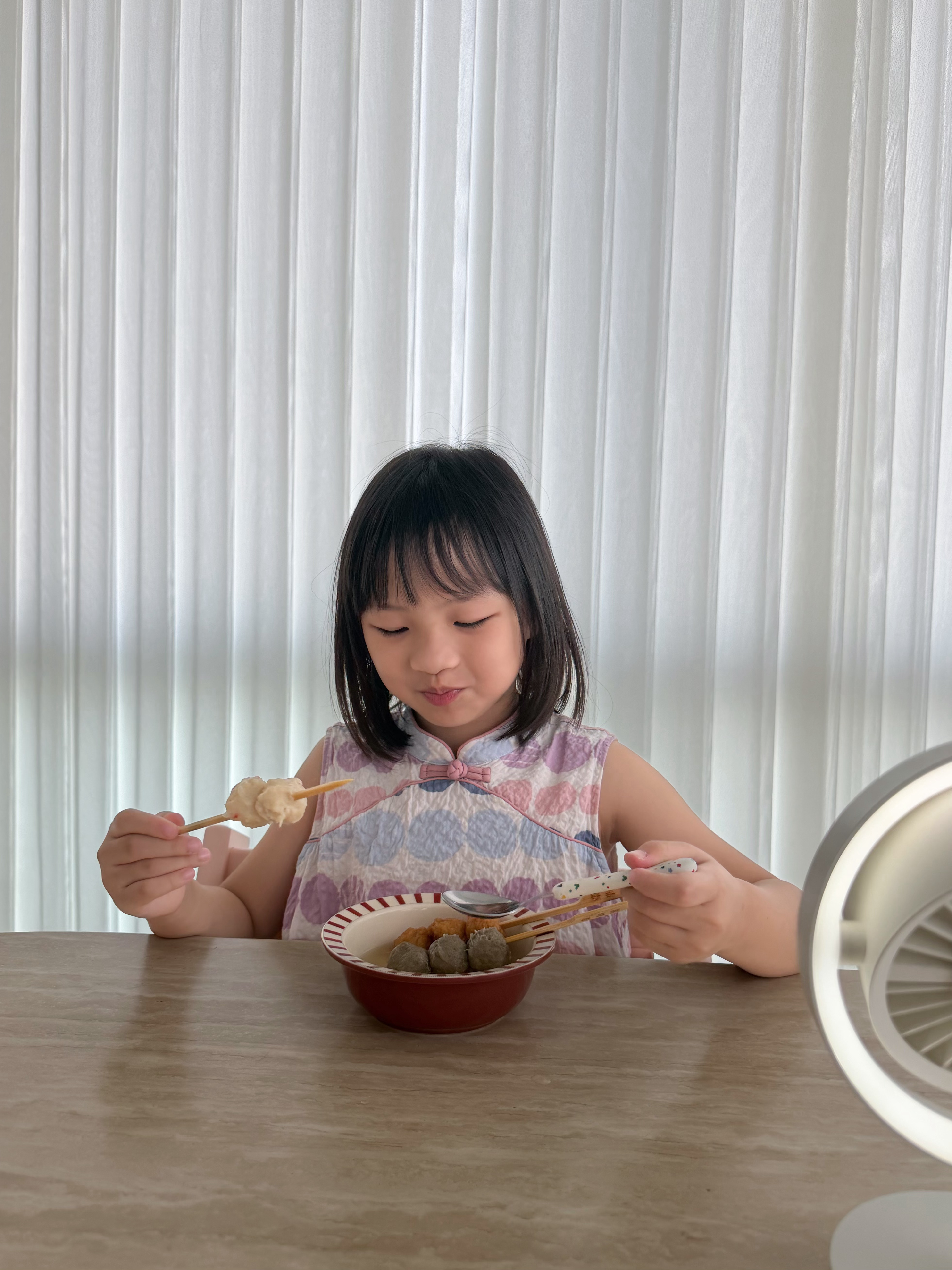 快到家前牛跟我说她饿了我就煮了关东煮🍢她一开门先喊：妈妈～我好饿～走到厨房看见
