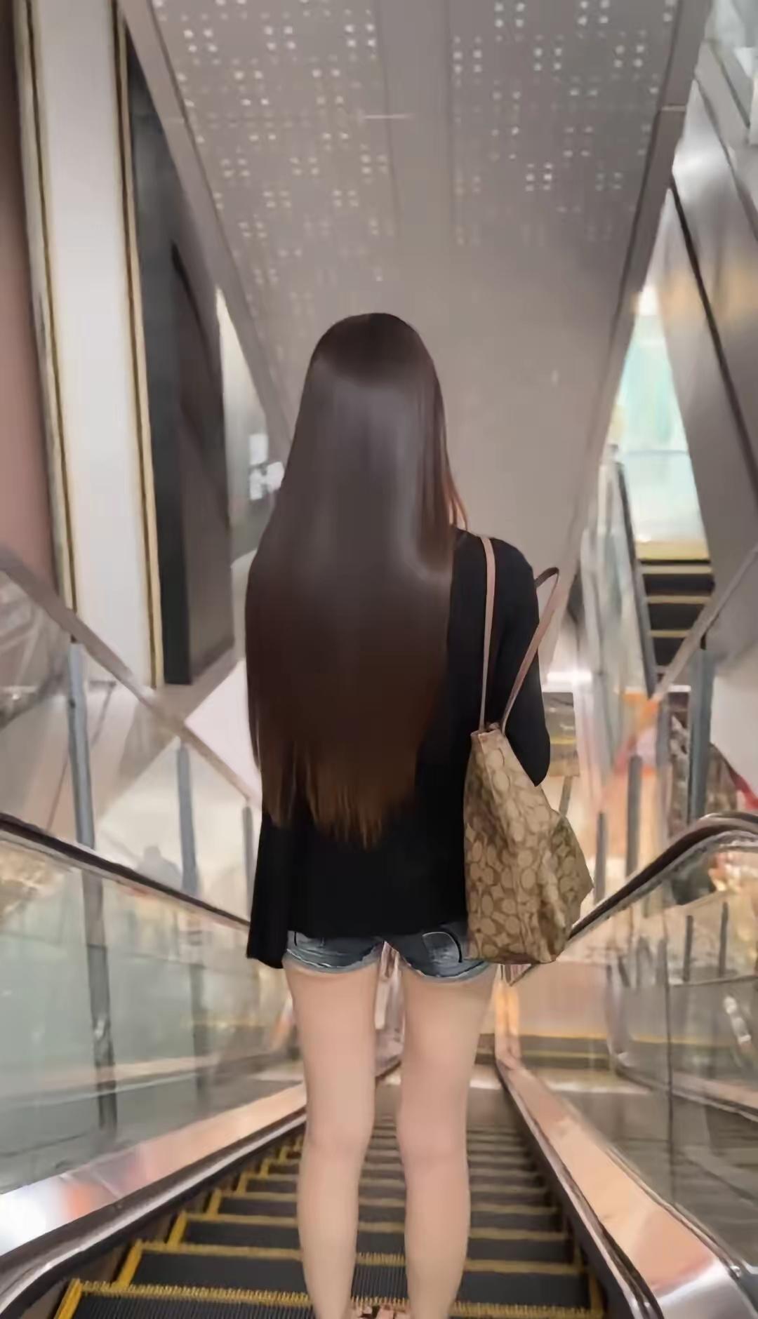 上周在商场扶梯上撞见个姑娘，黑长直头发顺得像刚做过离子烫，发梢扫到后腰的位置，手