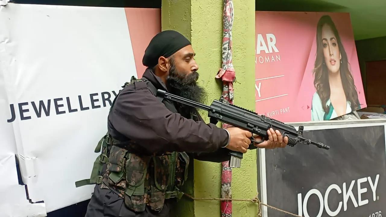 查谟和克什米尔邦警察局警察与印度国产新式冲锋枪