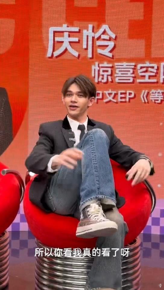 庆怜模仿安崎浪姐pose庆怜真看安崎浪姐了庆怜精准模仿安崎浪姐舞台pose，还认