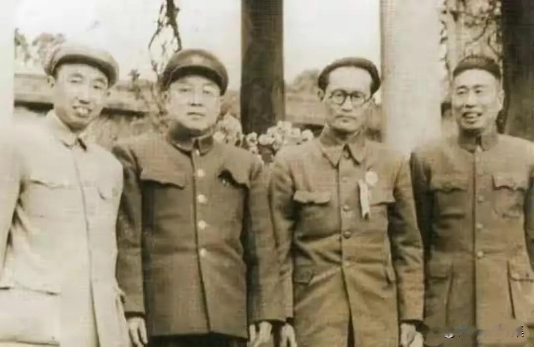 1950年，时任云南省军区第一副司令员郭天民（左二）与云南省委第一书记兼云南省军