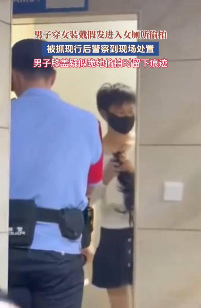 必须严惩！福建一女子如厕时意外察觉异常，隔板外传来奇怪动静，推门查看当场揪出一名