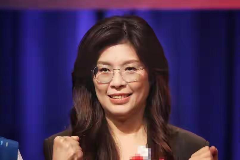 郑丽文这次是真的豁出去了，连最后那点面子都不要了，也不再端着蓝营惯有的“假惺惺团