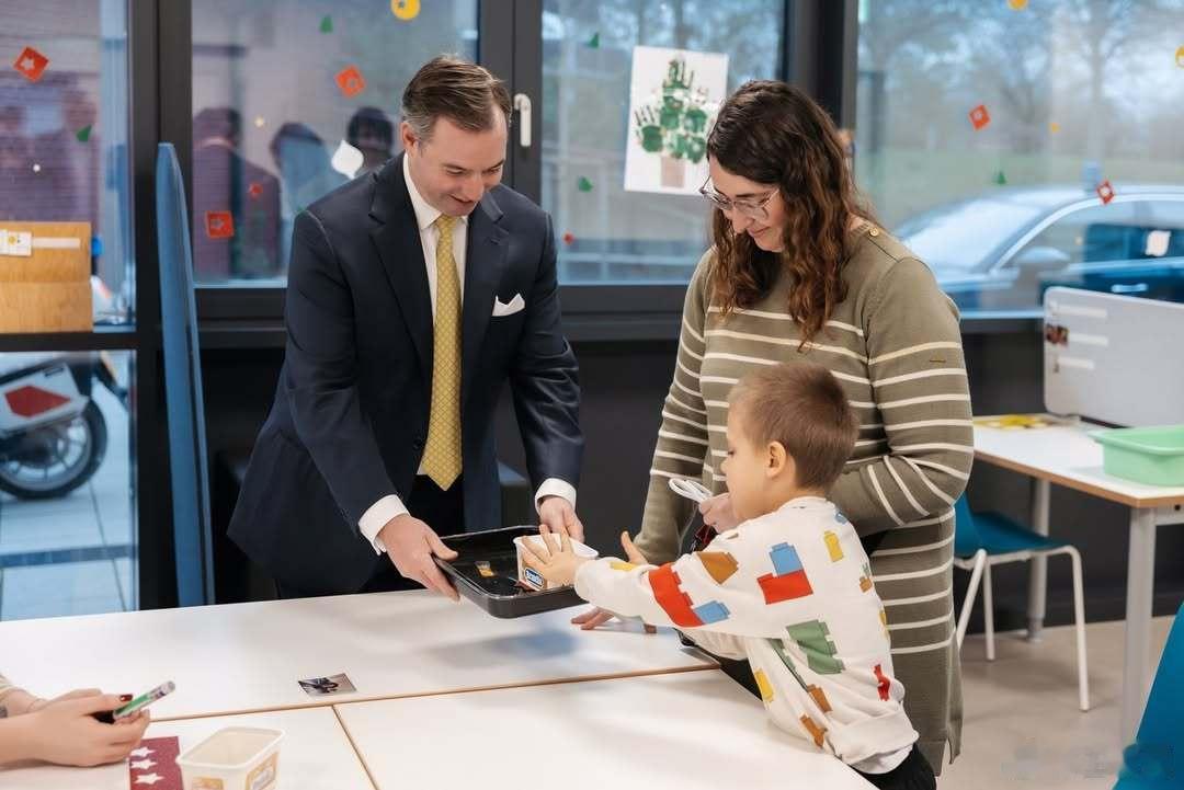 卢森堡王室 🇱🇺12月12日，纪尧姆大公和斯蒂芬妮大公夫人参观自闭症基金会。