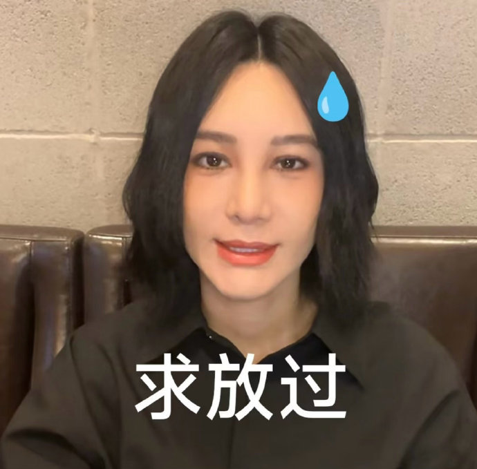 尚雯婕躲路人藏进高铁站洗手间综艺笑点被他俩承包了！尚雯婕沉浸式躲路人，赖在洗手间
