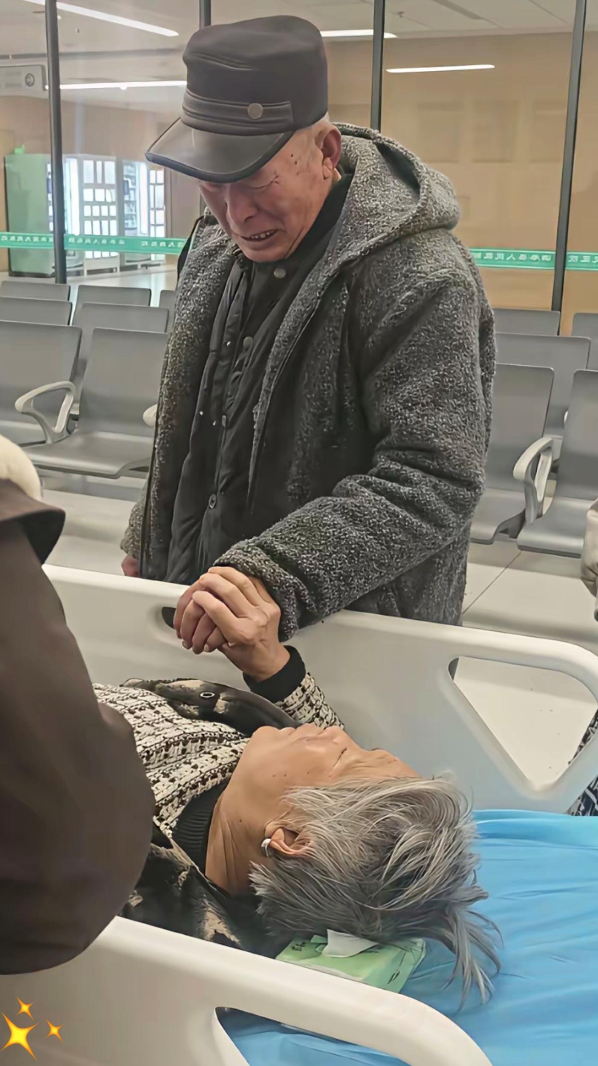 眼看就要被推进手术室，白发老人死死攥住老伴的手，这一幕看哭无数人。
 
    