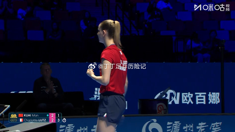 蒯曼vs卢茨乒乓球小曼姐吃了不少发球，卢茨也从反手发球，回到了正手发球，实际上卢