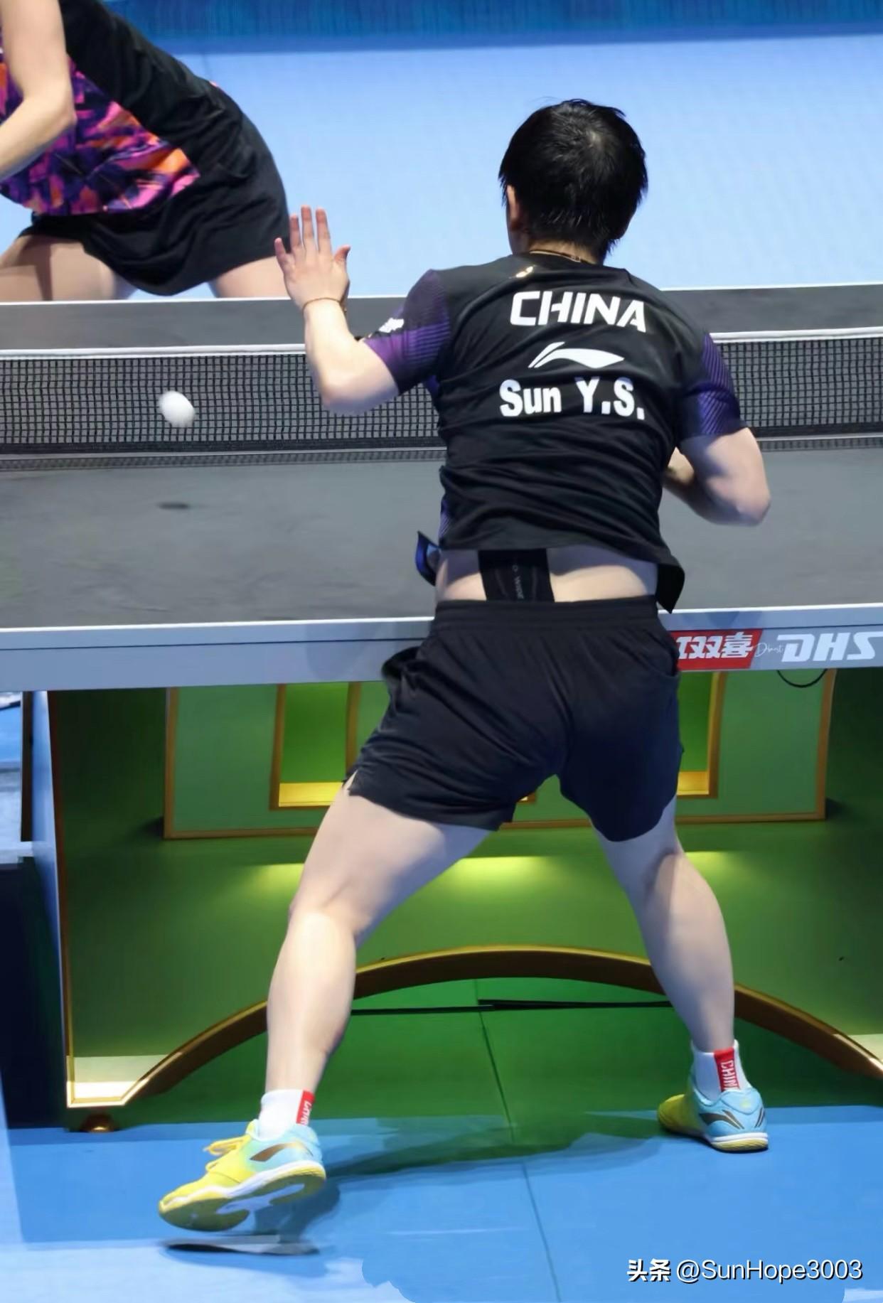 孙颖莎不是没有伤痛，只是她嫌少讲述，总是向上。

澳门世界杯，在莎莎拉球的时候，