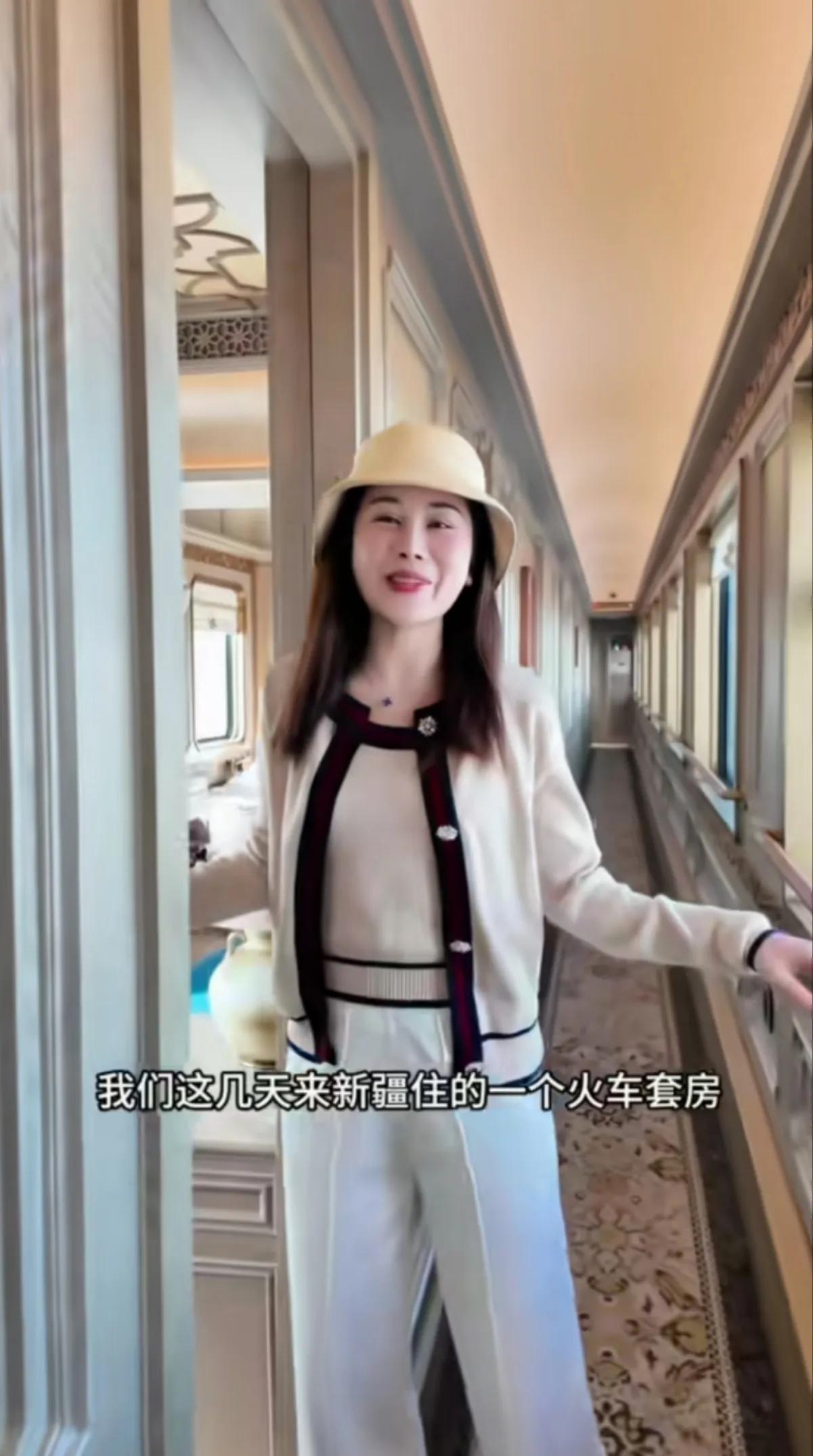 新疆火车旅馆好舒适

有网友分享了到新疆住火车旅馆的经历，有1.8舒适的大床，有