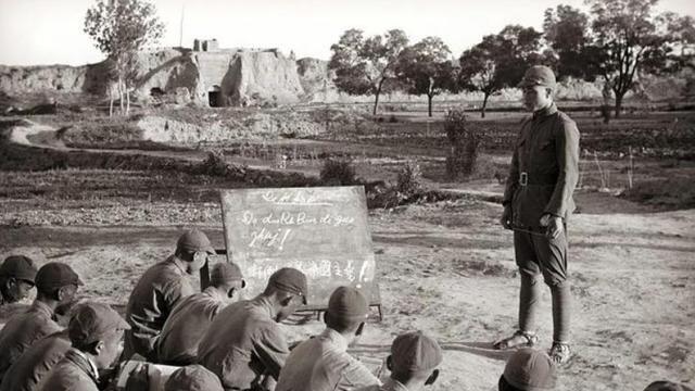 1926年，无恶不作的大地主丁枕鱼被抓后，看到了王树声，急忙喊：“亲外孙，快救舅