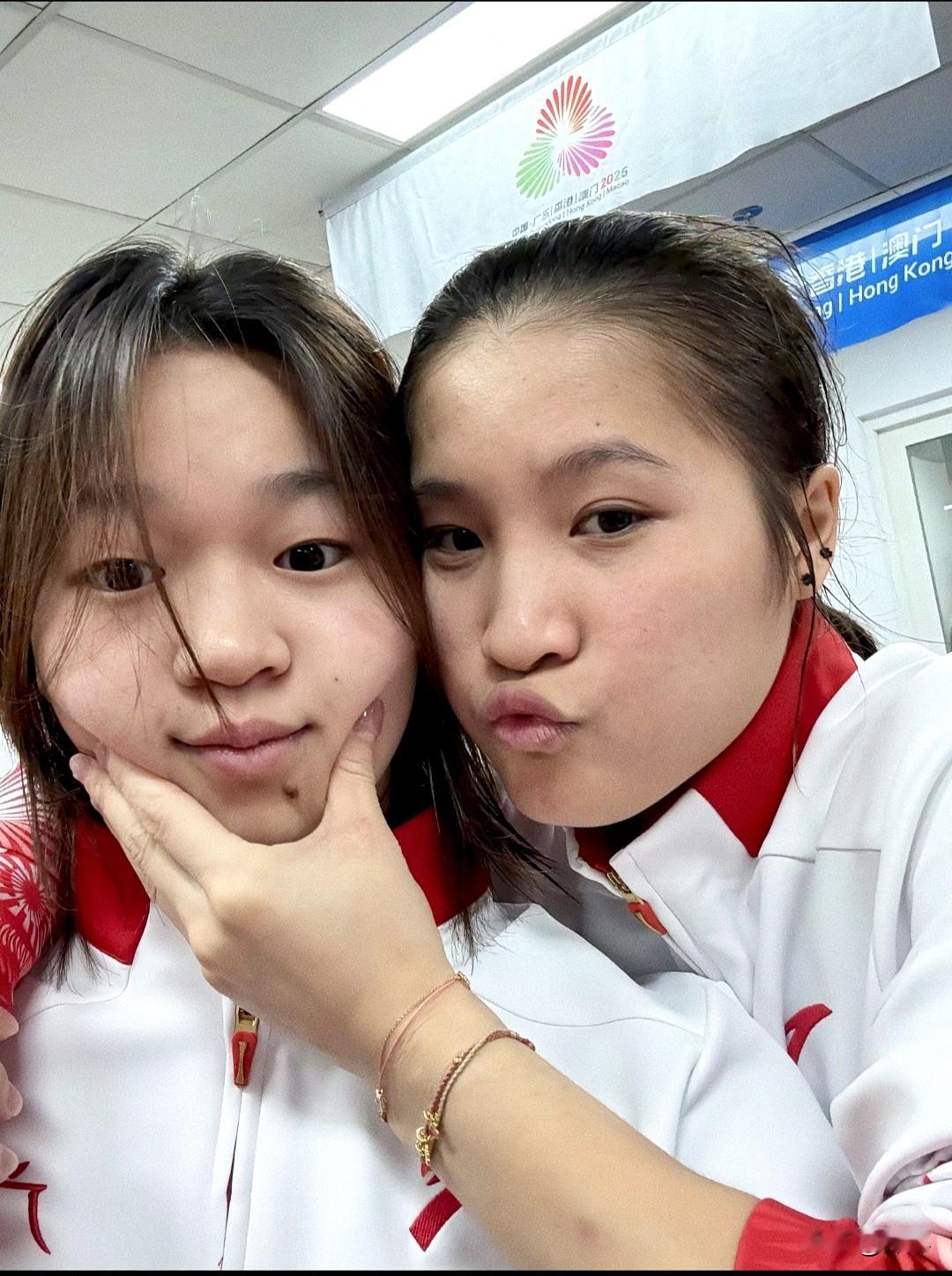 2025年11月2日晚，在第十五届全国运动会跳水项目女子团体比赛中，全红婵与王伟