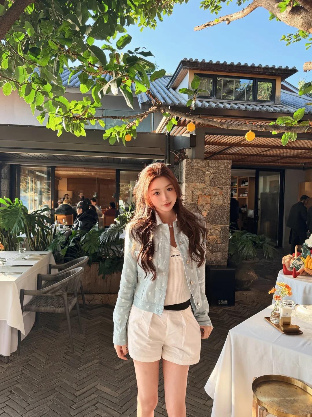 川渝火辣模特少女一枚，她的美挣脱了 “柔润” 与 “清冷” 的二元桎梏，以苍劲含