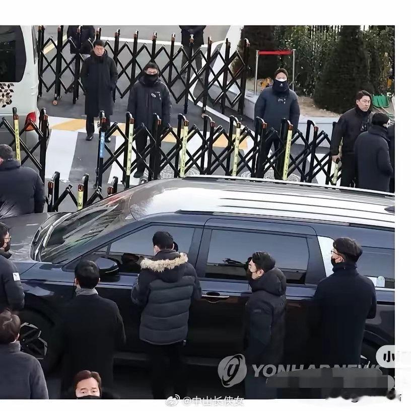 今天誓死保护尹锡悦的朴钟俊，什么来头：1.现任警卫处处长。尹锡悦对他有知遇之恩，
