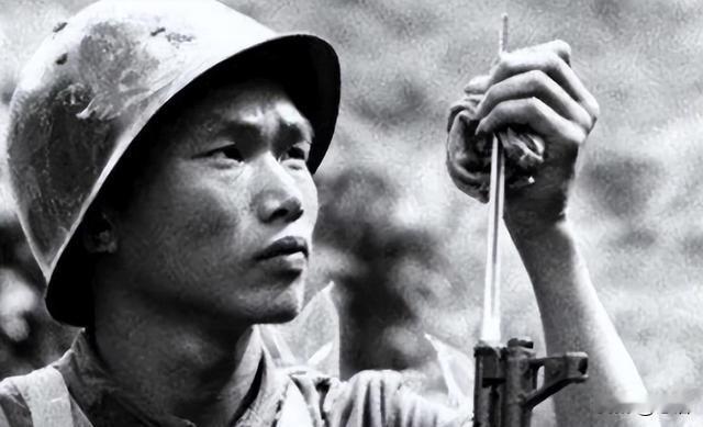 1990年重庆街头，一个农民被数十个混混围攻却丝毫不惧，他竟徒手接住扔来的板砖进