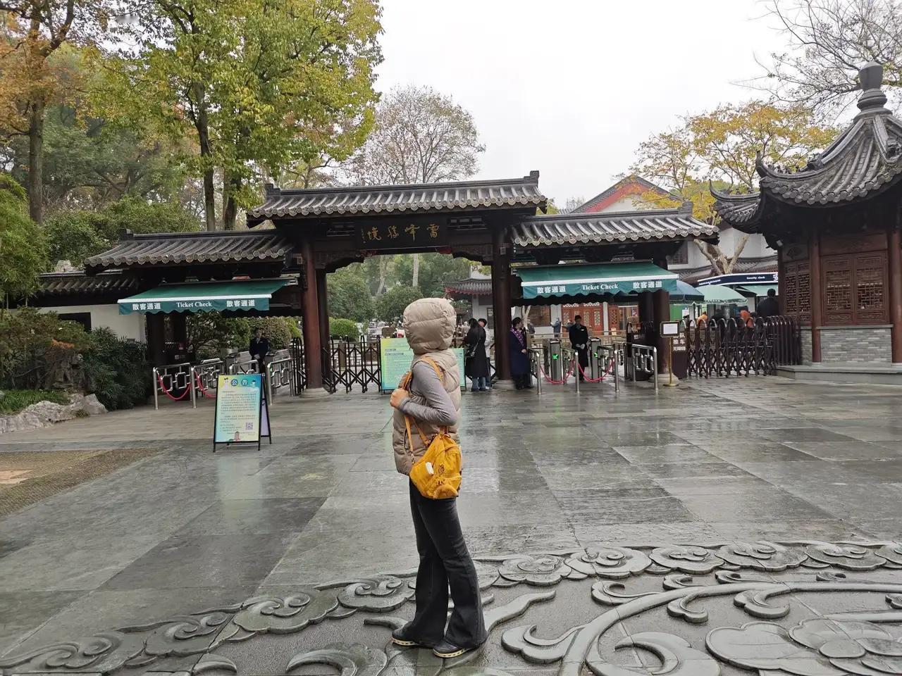 我来杭州很久了可从来没有上过雷峰塔，一是觉得就在眼前什么时候去都不会晚，二是需要