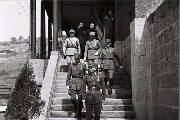 “一寸山河一寸血、十万青年十万兵”！1942年某青年抗日组织接受检阅历史留影！大