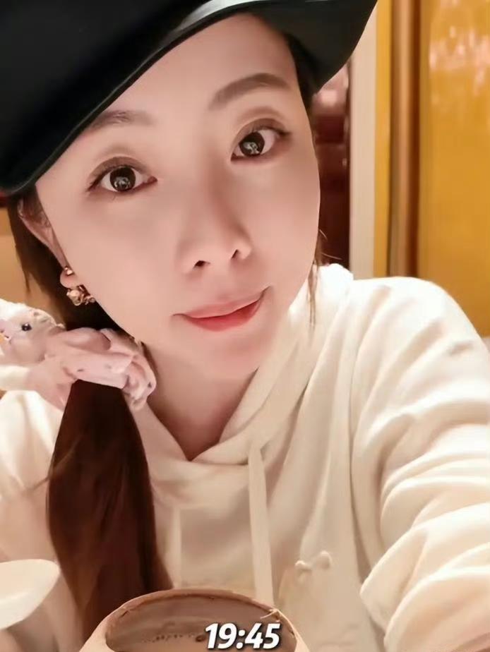李思思母亲晒外孙合照，温情送上开学祝愿
 
9月1日开学之际，李思思的母亲分享了
