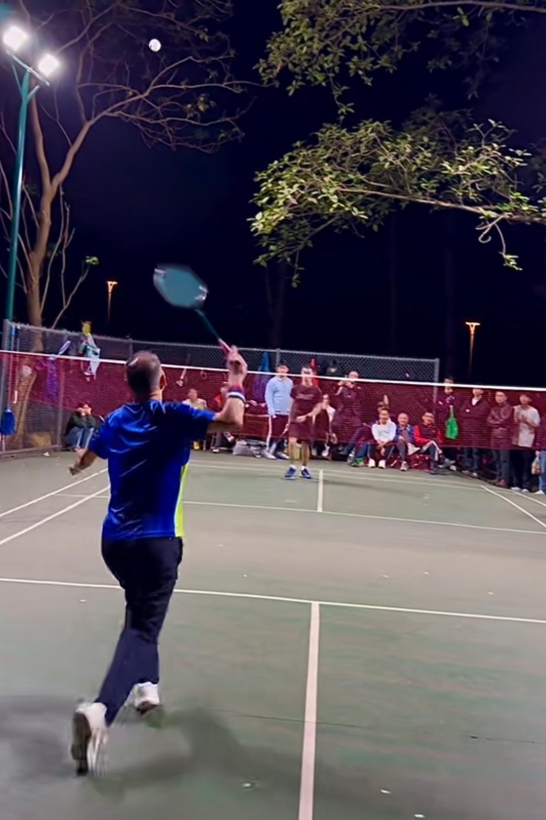 老蒋不是输在年龄上！

刚才看了广州天河露天羽毛球比赛，52岁的老蒋对战25岁的