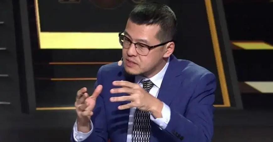 杨毅赛后直接爆粗口了。
“同志们，别TM一队还是二队了。有资格说这个吗？”
这话