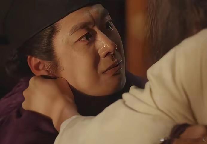 兄长临终前，拽着他的手，就一句话：别动那个屠夫。他没听。十九岁的吴越新王，眼里容