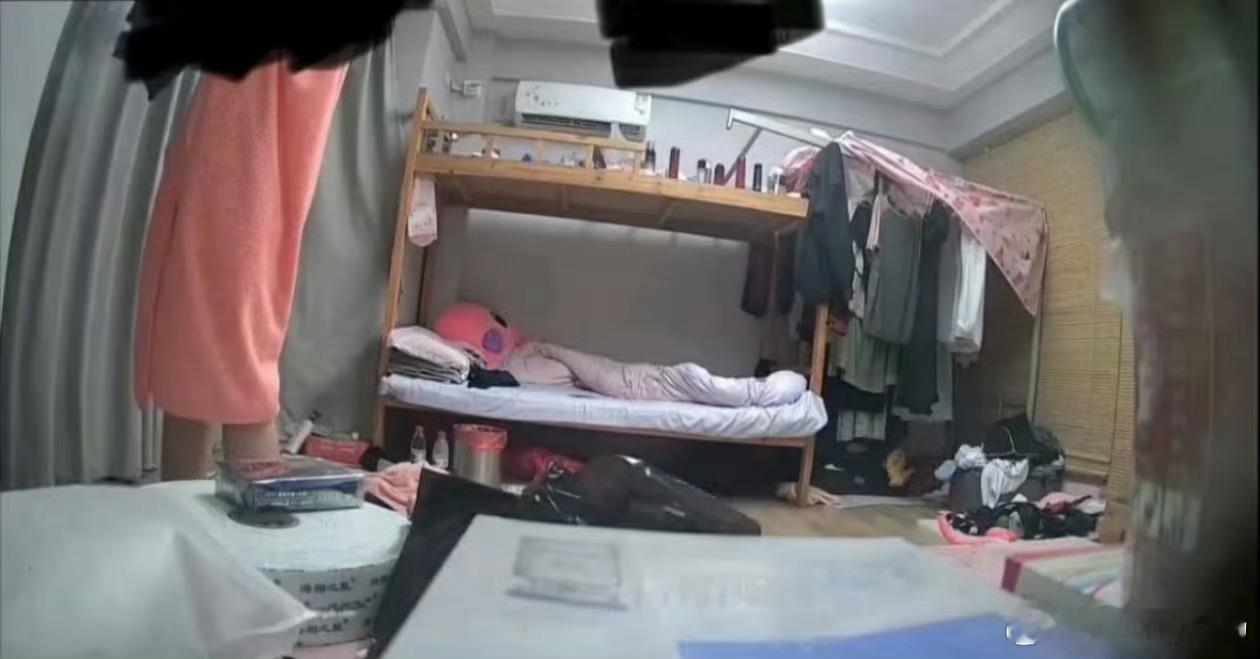 出租屋摄像头我的天啊直接怼着床拍摄日常起居全被看到怎么现在打工租房也这么不省心了