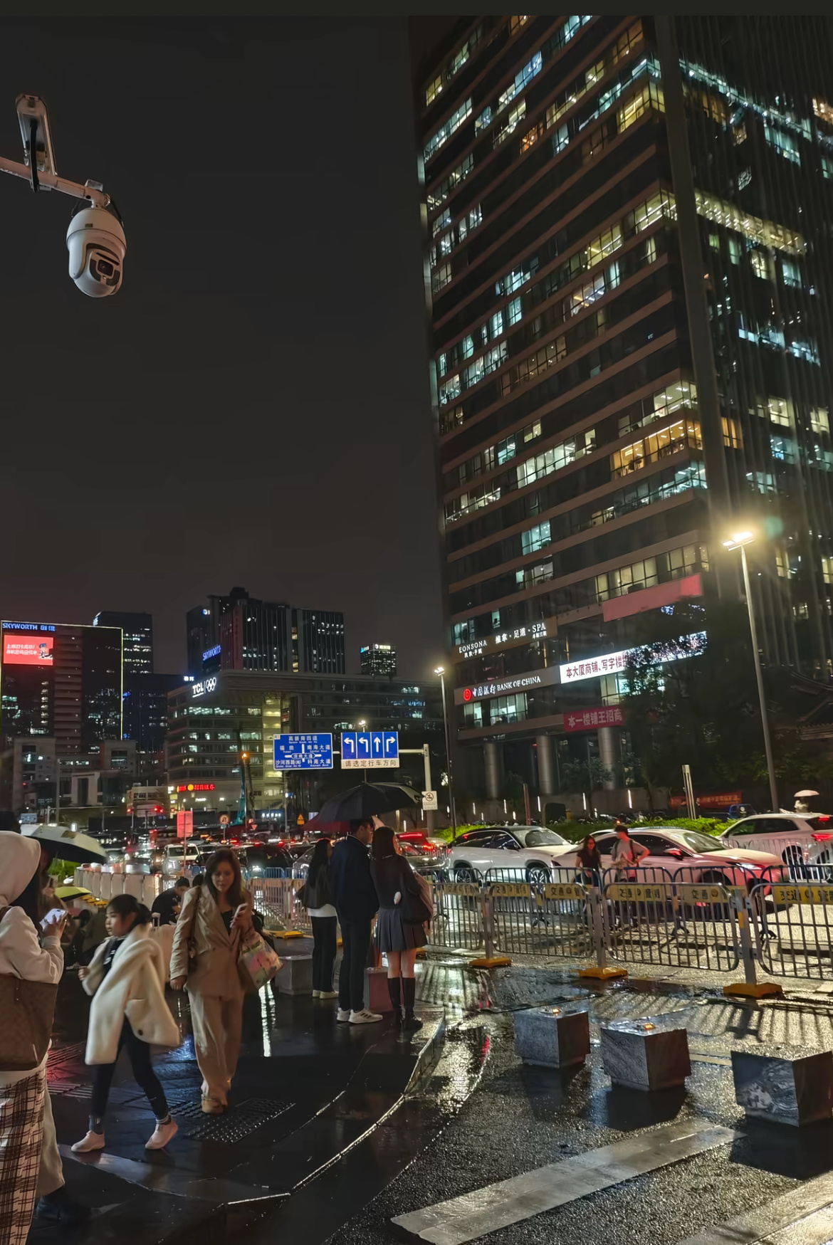 人一旦在大城市生活过就定型了越是人情重要的地方越是落后因为贫困需要抱团取暖，需要