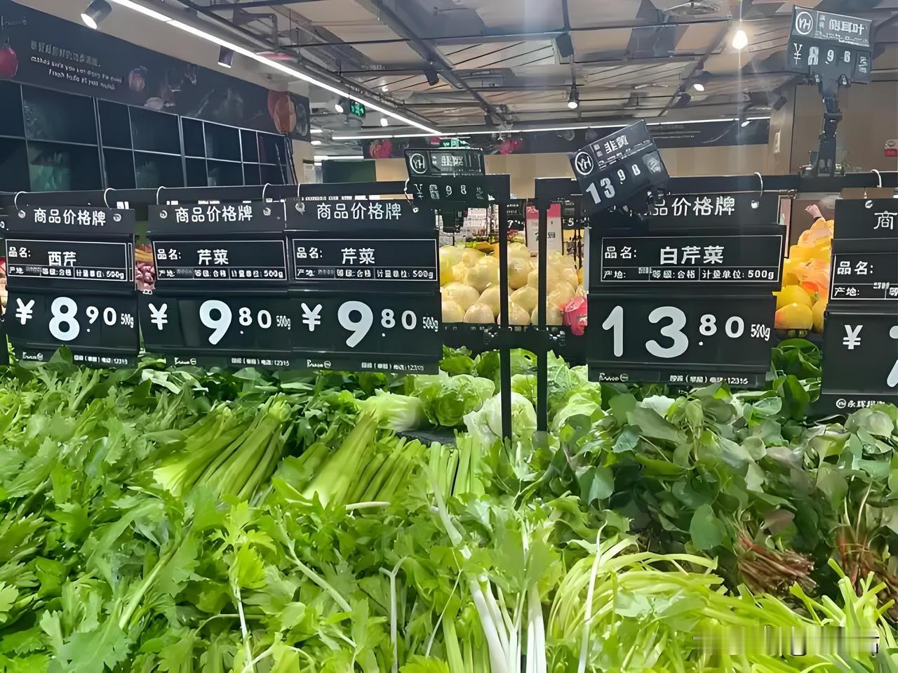 卖菜阿姨一边给我称青椒一边叹：“今年雨水多，菜价降不下来，咱也不想涨啊，进价比去