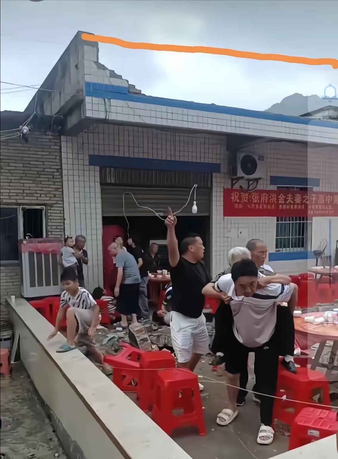 真的万万想不到，
一场用来庆祝金榜题名的酒席，
差点毁掉一整个家庭往后的生活。
