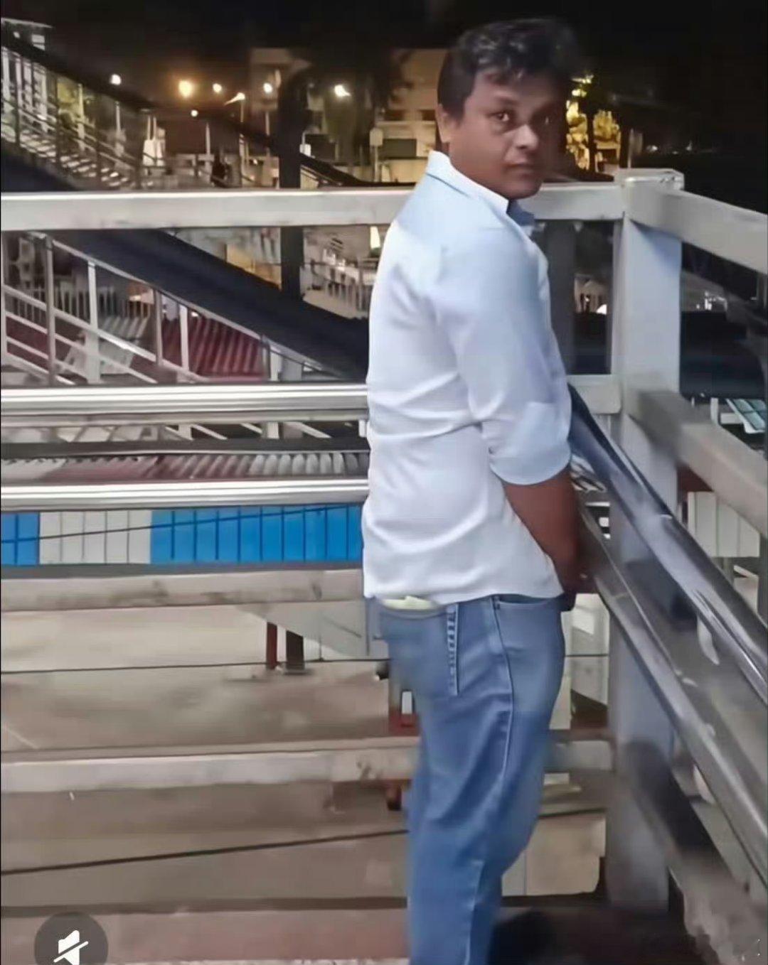 阿三哥，能不能不要当街随地大小便啊？知道这不是你个人的素质问题，是阿三哥从小到大
