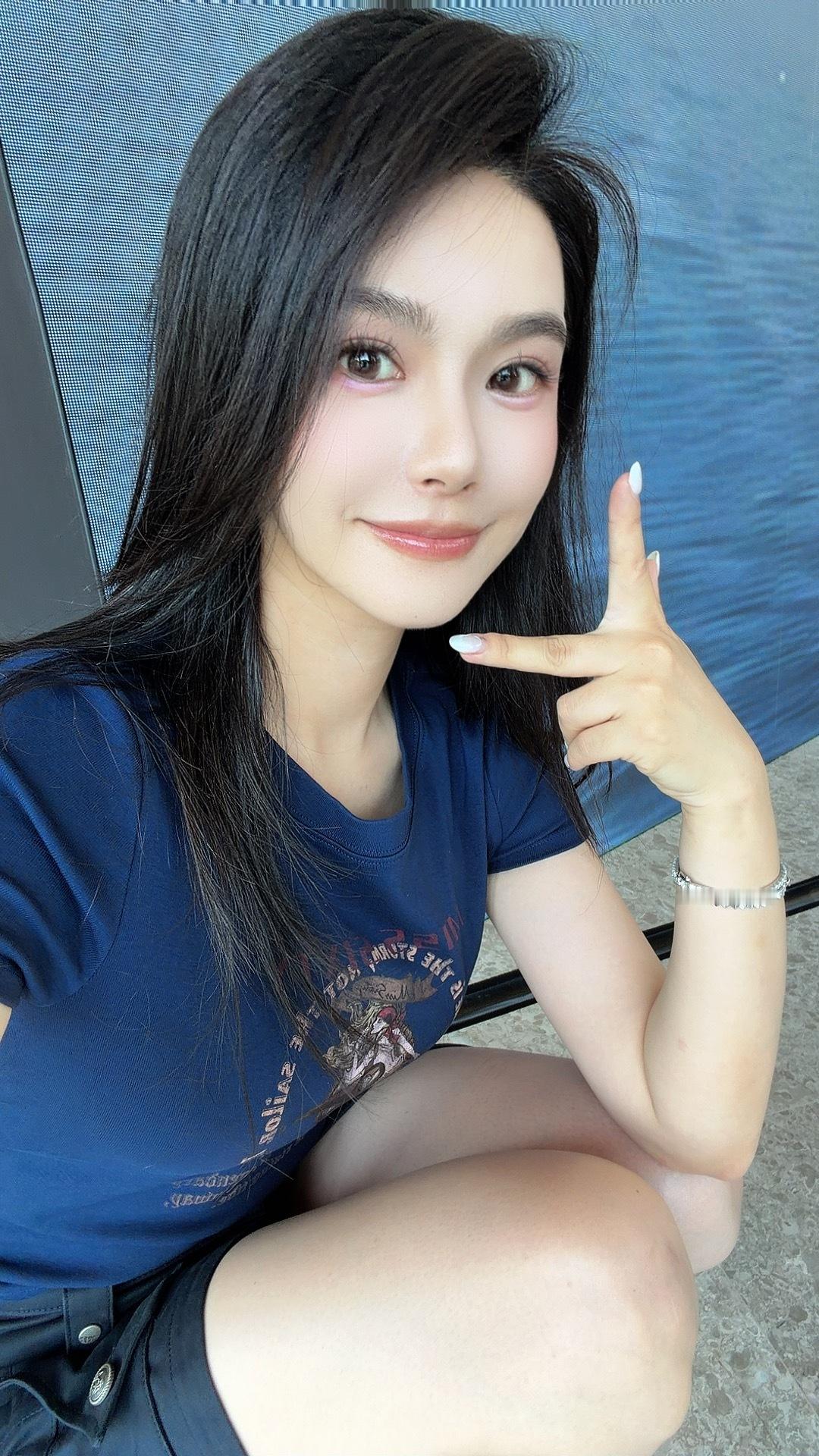 干活超辣短裙装！刚才师傅时速125公里每小时，我总算完成了妆造～ 上海·上海滴水
