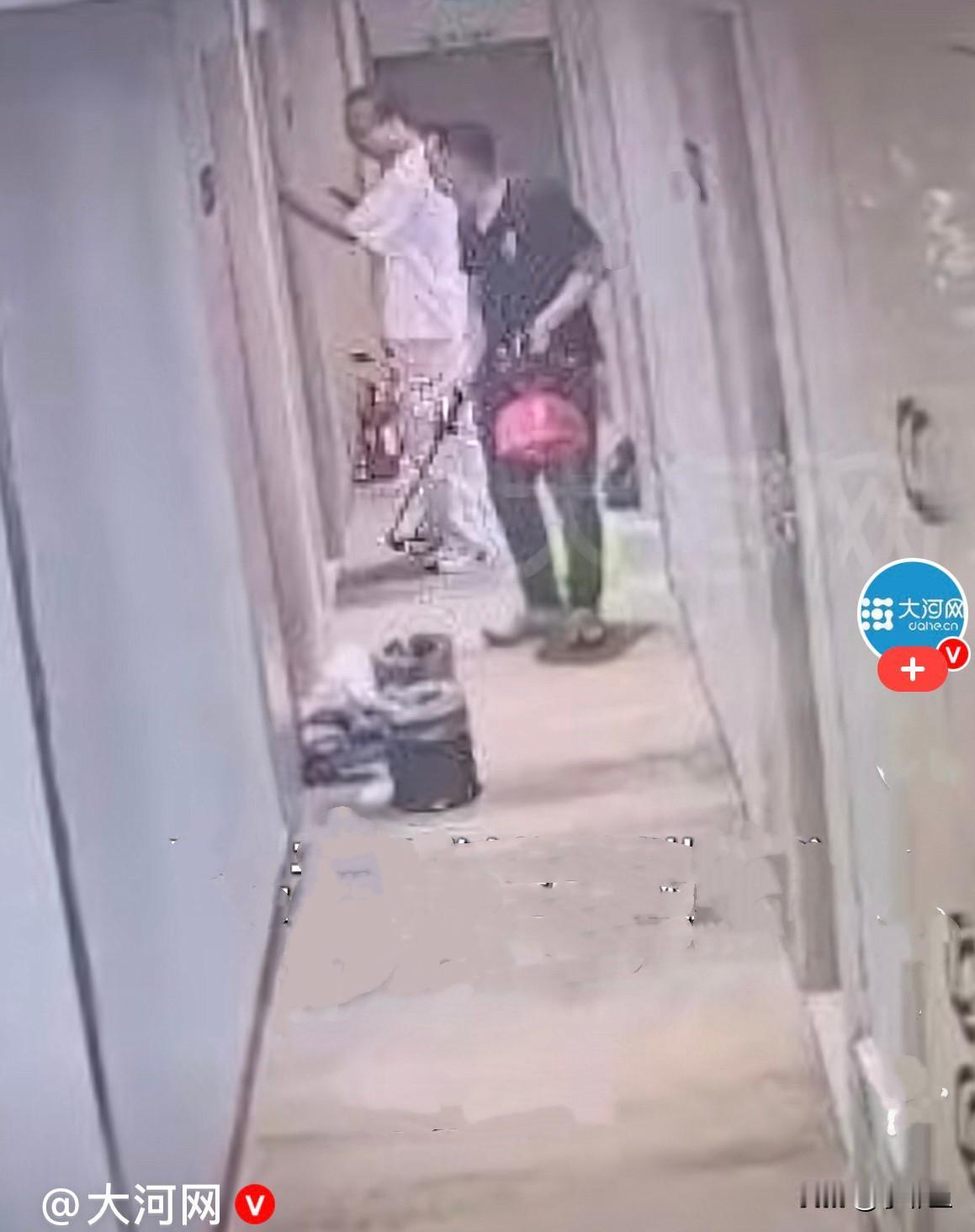 近日，黑龙江哈尔滨肖女士到武汉办事，入住车站旁的一快捷酒店，她刚洗完澡，还没来得