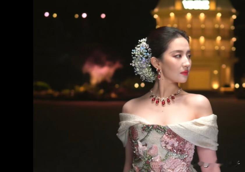 钟丽缇的女儿张思捷见到刘亦菲后兴奋不已。

前几日的时尚活动上，钟丽缇携两个女儿