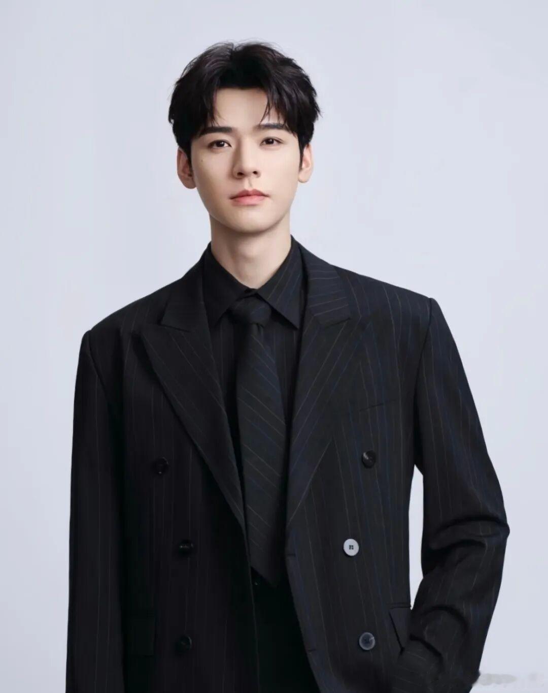 🍉🐧VIP之星有龚俊，他这一年的成绩还不错，自己也很满意，现在在组里每天也挺